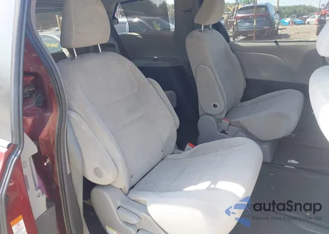 2015 Toyota Sienna Le 7 Passenger z USA, uszkodzony, nr VIN 5TDJK3DC1FS094321